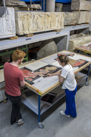 France, Bouches-du-Rhône (13), Arles, musée départemental Arles antique, dans les réserves du musée, issu des fouilles des ruines de la maison de la harpiste (entre 70 et 50 av. J.-C.) dans le site de l'ancienne verrerie de Trinquetaille sur la rive droite du Rhone, assemblage de fragments de la peinture murale à fresque adoptant du rouge vermillon avec le pigment le Cinabre le plus couteux du monde romain, la figure d’une harpiste qui a donnée son nom à la villa