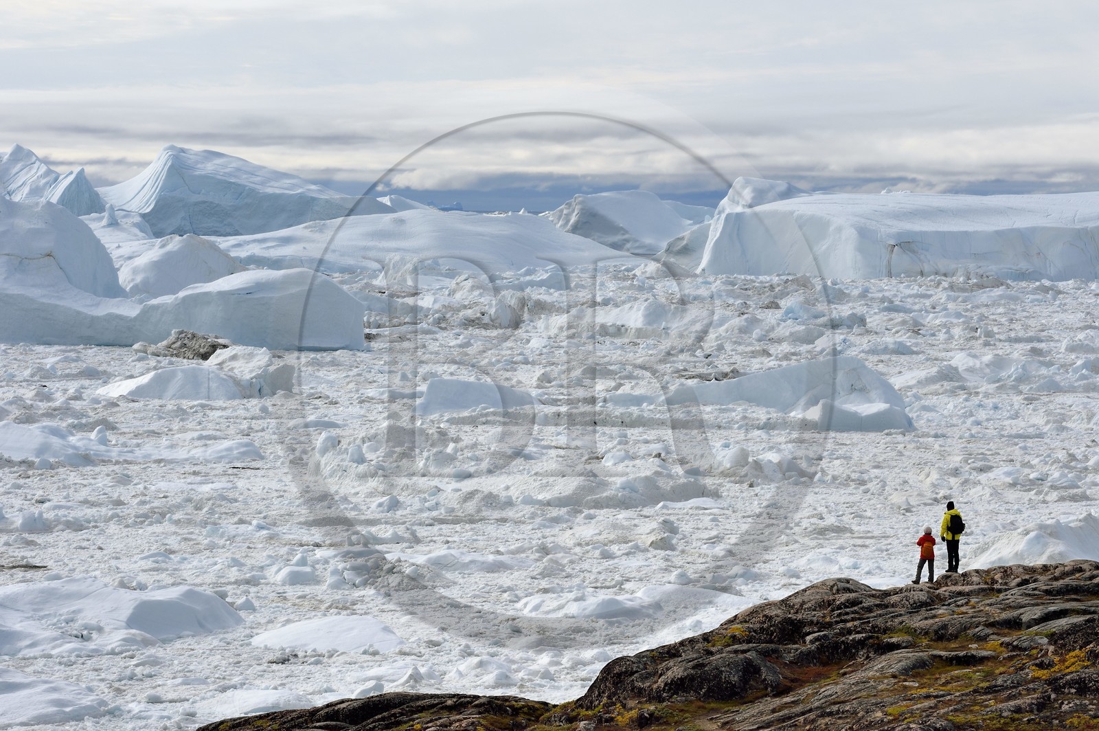 Groenland, cote ouest, baie de Disko, Ilulissat, randonneurs en bordure du fjord glacé classé Patrimoine Mondial de l'UNESCO qui est l’embouchure maritime du glacier Sermeq Kujalleq (Jakobshavn Glacier)