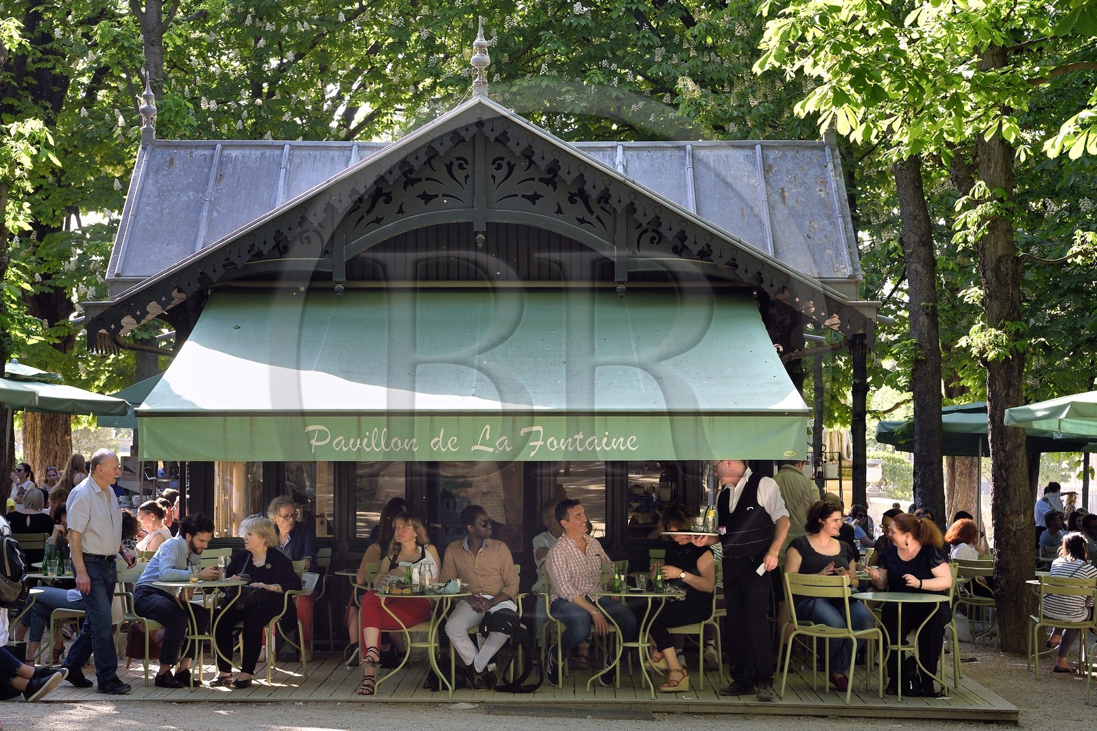 France, Paris (75), les jardin du Luxembourg, terrasse du café Pavillon de la Fontaine dans le parc