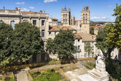 France, Hérault (34), Montpellier, centre historique appelé l’Ecusson, la fontaine aux licornes dans le jardin de la place du Canourgue et les tours de la Cathédrale Saint-Pierre en arrière plan