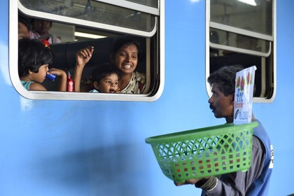 Sri Lanka, Central Province, the popular scenic train ride through the tea growing hill country between Hatton and Badulla, street vendor at Nanuoya train station
