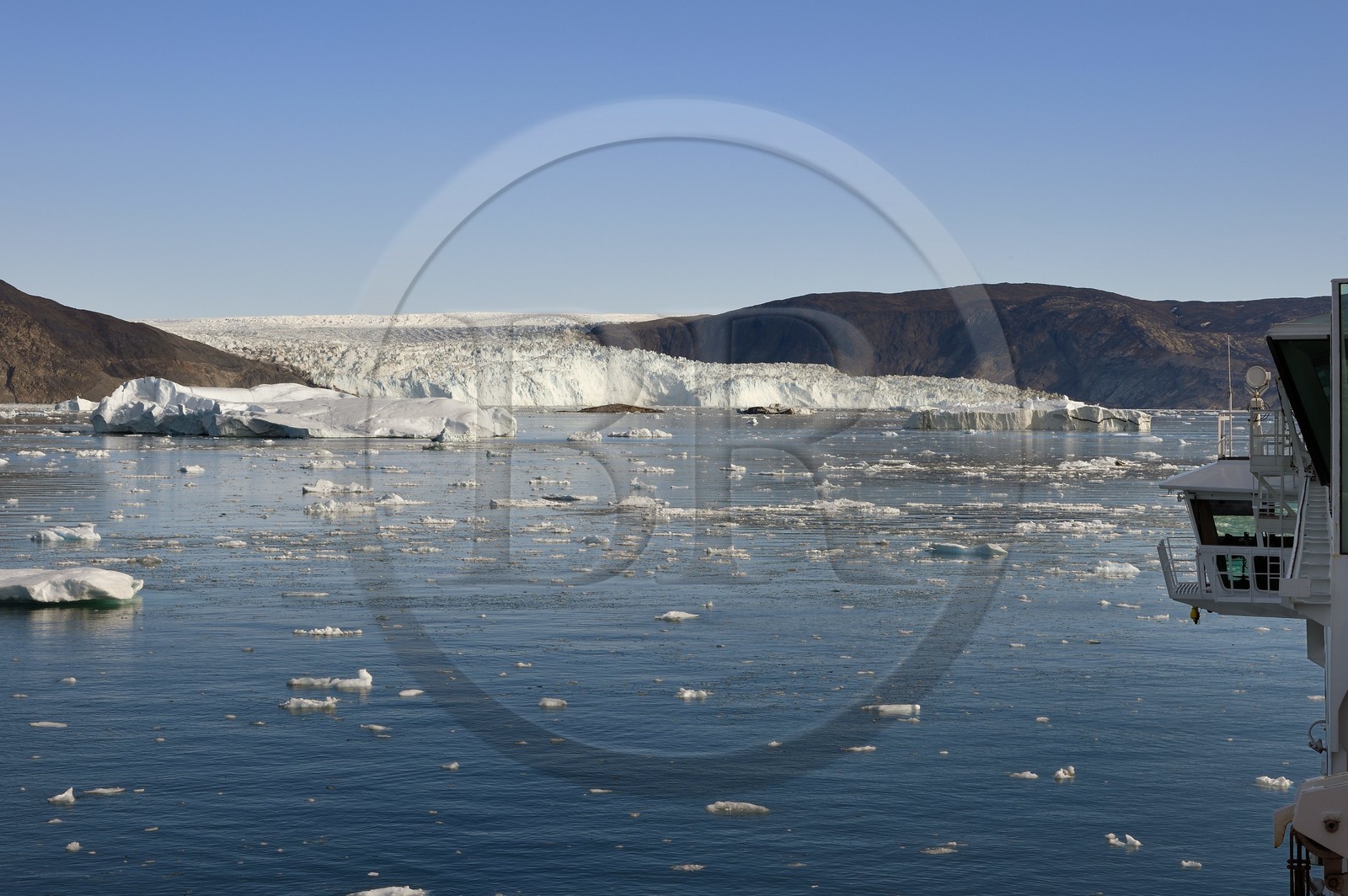 Groenland, cote ouest, baie de Disko, le bateau de croisière MS Fram de la compagnie Hurtigruten progresse entre les icebergs de la baie de Quervain vers le glacier Eqip Sermia (glacier Eqi)