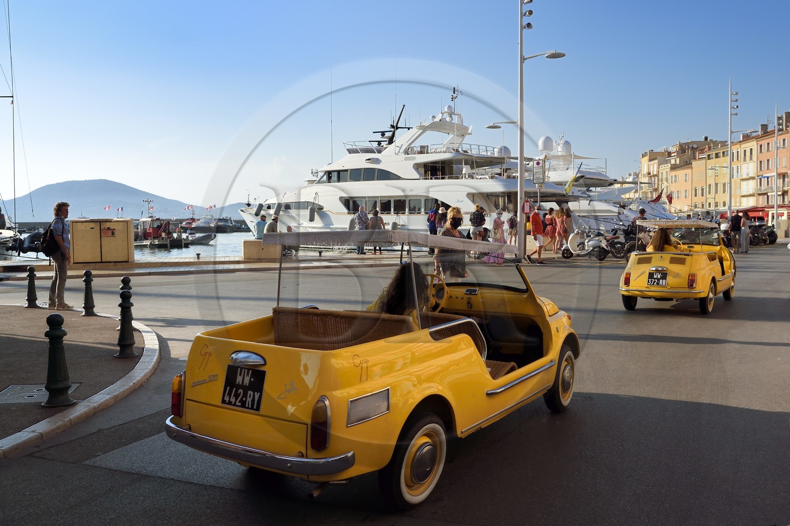 France, Var (83), Saint-Tropez, Fiat 500 cabriolet publicitaire arrivant sur le port quai de Suffren
