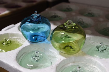 France, Moselle (57), Meisenthal, Centre international d’Art verrier (CIAV), boules de Noël en verre en forme de pomme