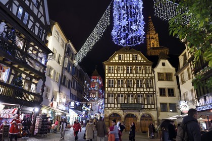 France, Bas-Rhin (67), Strasbourg, vieille ville classée au Patrimoine Mondial de l'UNESCO, place du Cochon de lait, maisons à colombages, cathédrale, illuminations de Noël