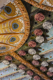 Espagne, Catalogne, Barcelone, Palau de la Musica Catalana (palais de la musique catalane), salle de concert dessinée par l'architecte du modernisme catalan Lluis Domènech i Montaner, site classé au Patrimoine Mondial de l'UNESCO, plafonds décorés avec des roses rouges et blanches en céramique