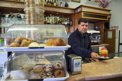 Italie, Sicile, iles Eoliennes, classées Patrimoine Mondial de l'UNESCO, Ile de Lipari, Canneto, Tano Bar, Gaetano prépare la meilleure granité de l'Ile