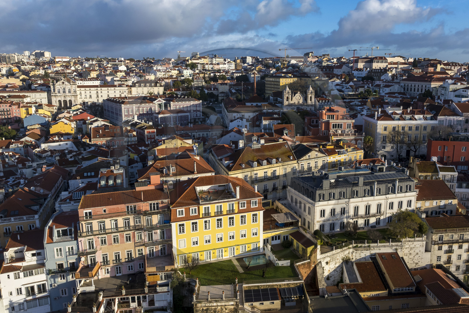 Portugal, Lisbonne, quartier du Miradouro de Santa Catarina dans les hauteurs du quartier de Bica (vue aérienne)