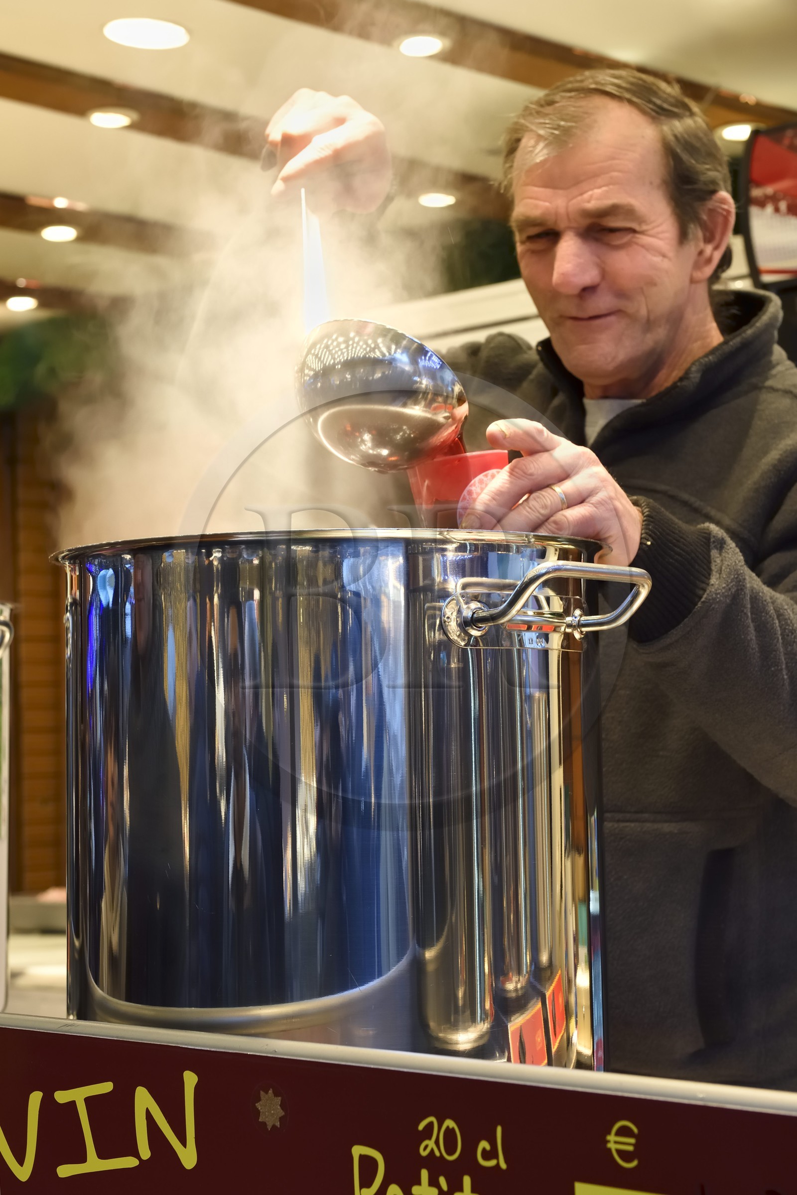 France, Bas-Rhin (67), Strasbourg, vieille ville classée Patrimoine Mondial de l'UNESCO, marché de Noël (Christkindelsmarik) de la place Broglie, stand de vin chaud
