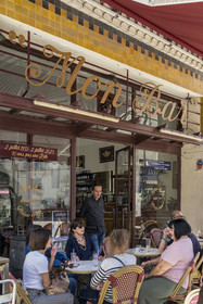 France, Vaucluse (84), Avignon, terrasse du café Mon Bar rue Portail Matheron