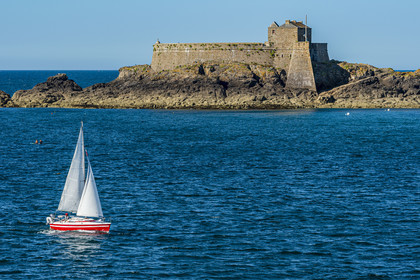 France, Ille-et-Vilaine (35), Côte d'Emeraude, Saint-Malo, voilier passant au large du fort de Petit-Bé conçu par Vauban