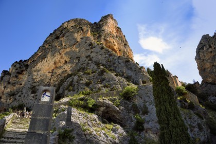 France, Alpes-de-Haute-Provence (04), Parc Naturel Régional du Verdon, Moustiers-Sainte-Marie, labellisé Les Plus Beaux Villages de France, escalier en pierre du chemin de Croix qui monte à la chapelle Notre-Dame de Beauvoir