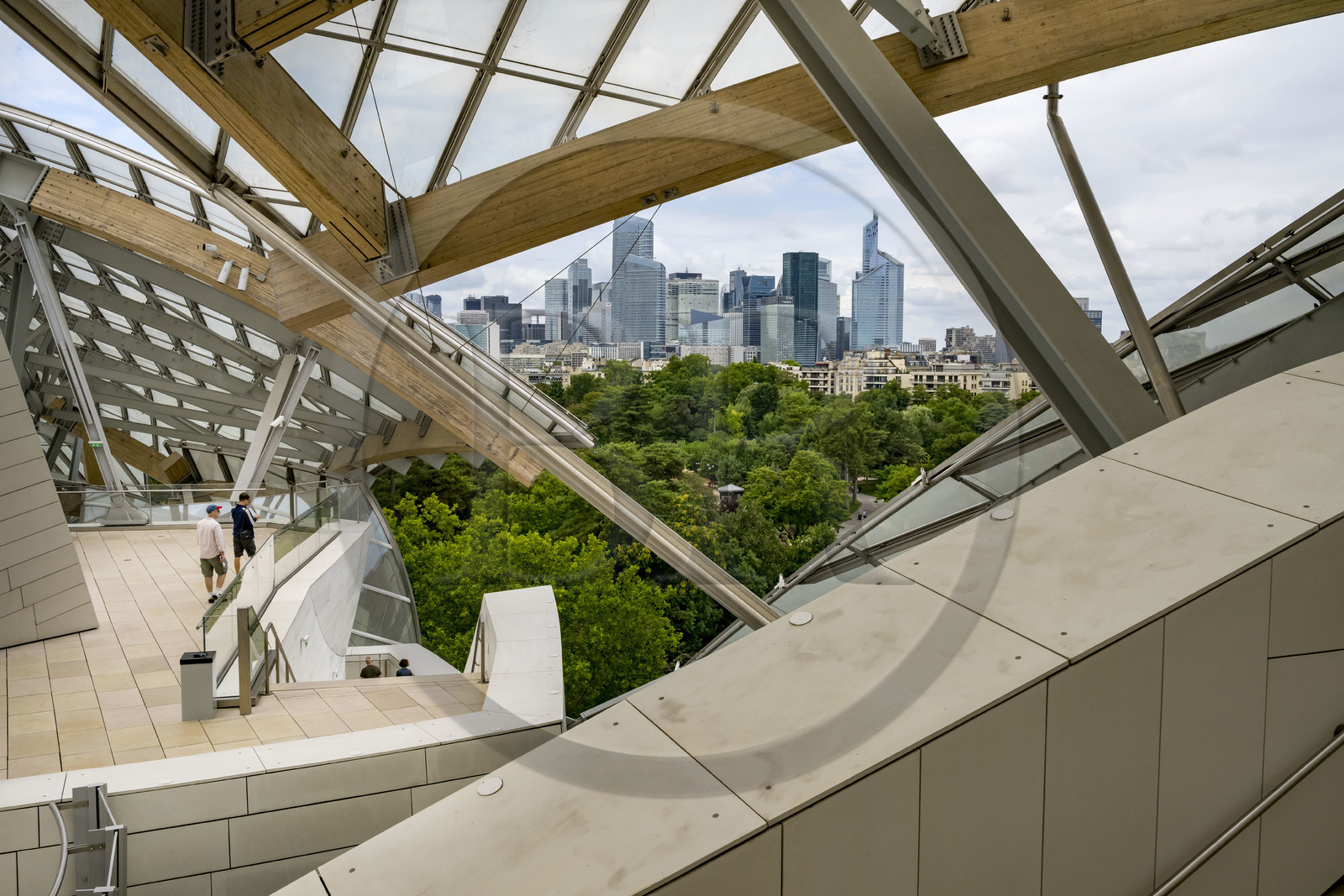 France, Paris (75), les immeubles de la Défense depuis la fondation Louis Vuitton de l'architecte Frank Gehry dans le Bois de Boulogne