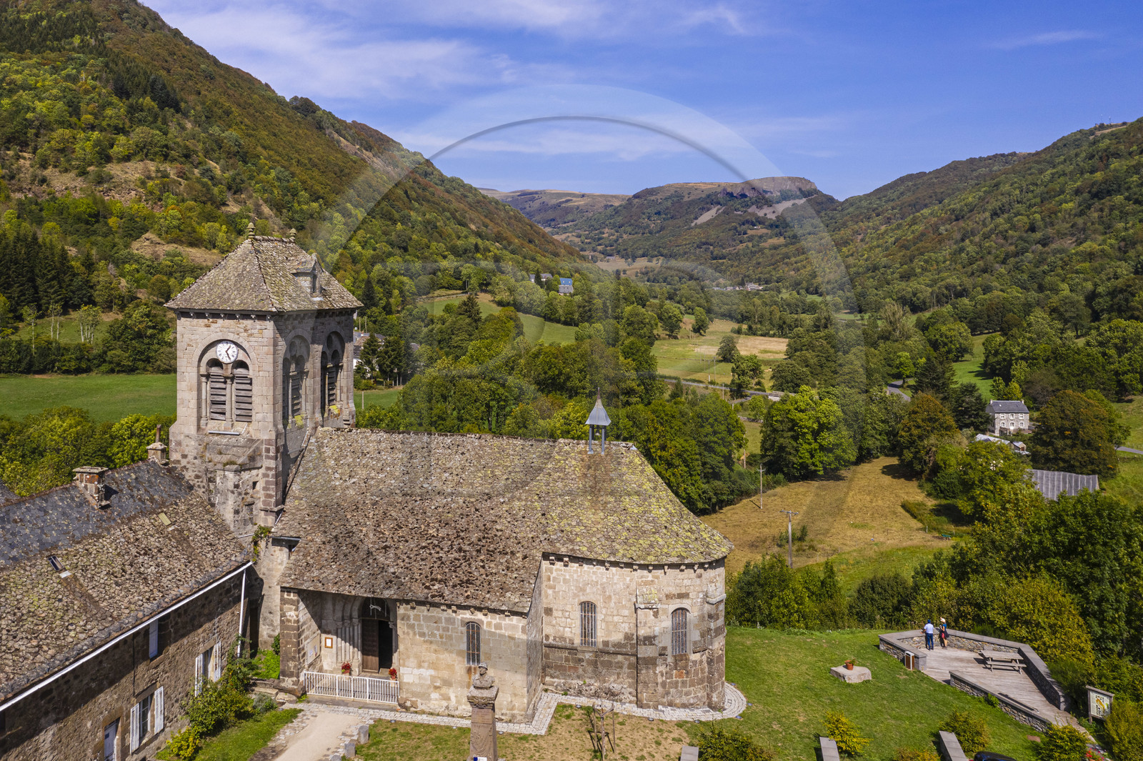 France, Cantal (15), Parc Naturel Régional des Volcans d’Auvergne, Brezons, l'église Saint Hilaire des XIe et XIIe siècles, la vallée du Brezons et le gigantesque bouchon de lave du rocher de La Boyle en arrière plan (vue aérienne)
