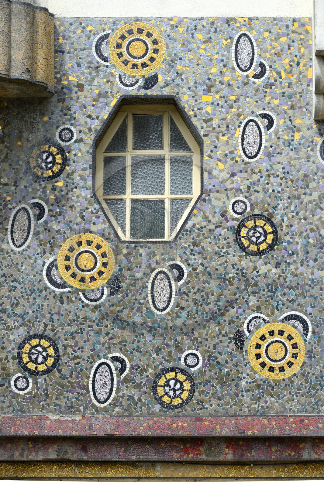 France, Ille-et-Vilaine, Rennes, building Poirier (1931) at 7 avenue January which facade was decorated by Isidore Odorico