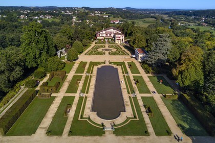 France, Pyrénées-Atlantiques (64), Pays-Basque, Cambo-les-Bains, la Villa Arnaga et  son jardin à la française, musée et maison d'Edmond Rostand de style néo-basque (vue aérienne)