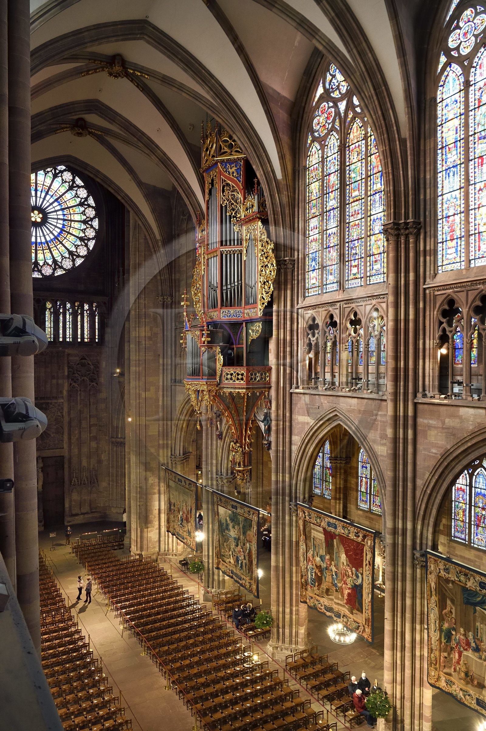 France, Bas-Rhin (67), Strasbourg, vieille ville classée au Patrimoine Mondial de l'UNESCO, la cathédrale Notre-Dame, le grand orgue et la grande rose de la facade occidentale, les Scènes de la vie de la Vierge réalisées à la demande de Richelieu sont une série de quatorze tapisseries suspendues dans la nef durant la période de l'Avent