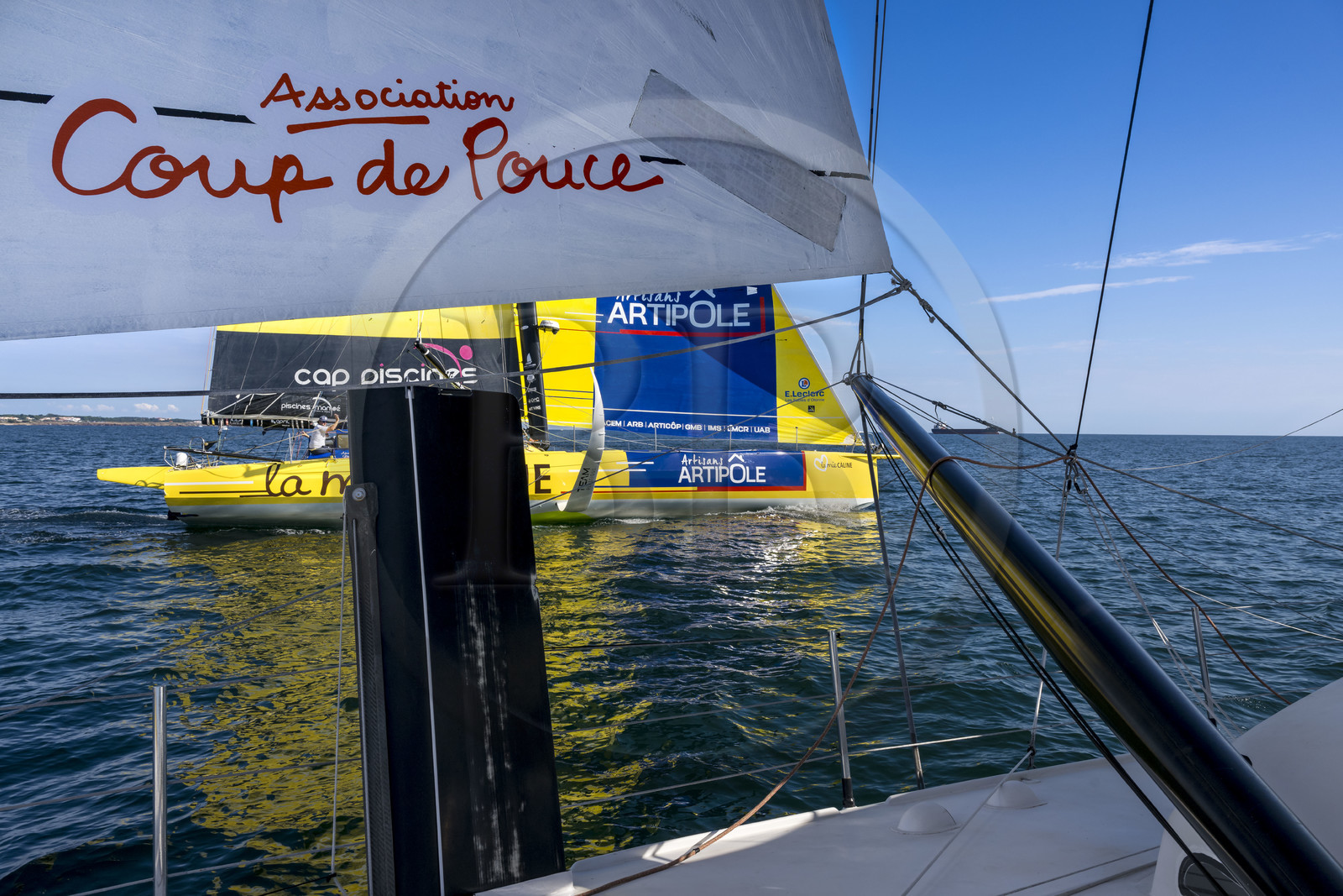 France, Vendée (85), Les-Sables-d'Olonne, le skipper Arnaud Boissière du voilier monocoque de 60 pieds IMOCA La Mie Caline croise l'IMOCA Coup de Pouce de Manuel Cousin à l'entrainement