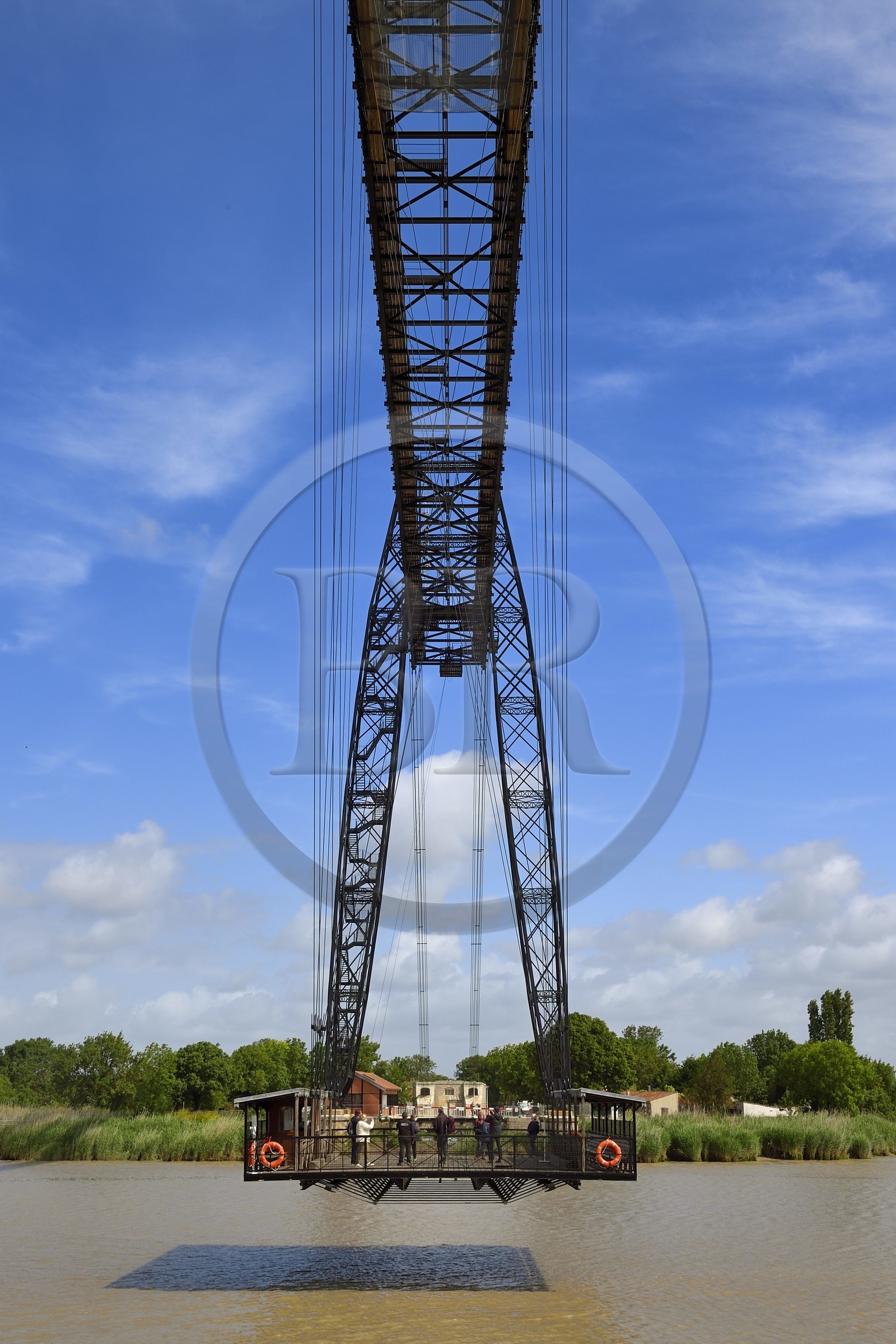 France, Charente-Maritime (17), Rochefort, le pont transbordeur de Rochefort (ou Martrou) construit par Ferdinand Arnodin en 1900, la nacelle en translation au dessus du fleuve Charente