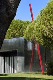 France, Var (83), Le Muy, Fondation Bernar Venet, la Nouvelle Galerie avec Diagonal 74-3°, 2006 Acier peint