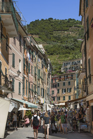 Italie, Ligurie, Cinque Terre, parc national des Cinque Terre classé Patrimoine Mondial de l'UNESCO, village de Vernazza, heure d'affluence dans la rue principale