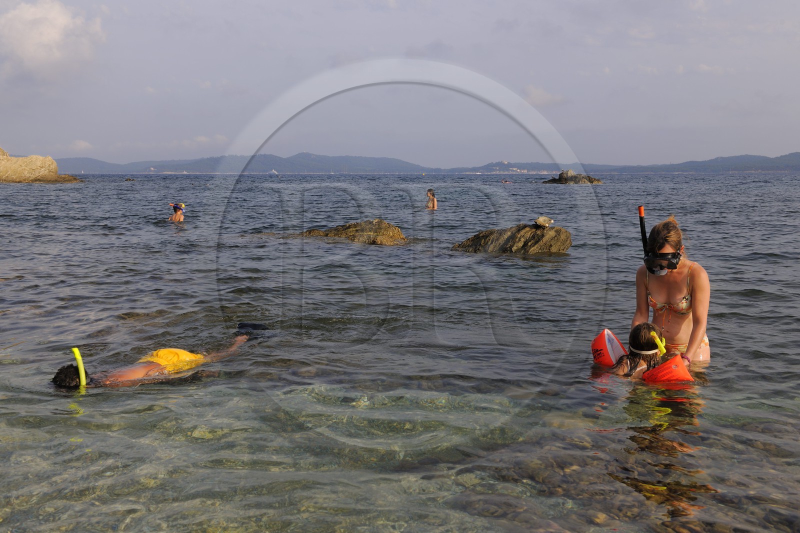 France, Var (83), presqu'île de Giens, jeux d'eau dans une crique de la côte vers la Tour Fondue avec l'île de Porquerolles en arrière plan