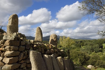 France, Corse-du-Sud (2A), site préhistorique de Filitosa, statues menhirs autour de l'oppidum