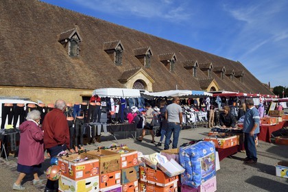 France, Calvados (14), Pays d'Auge, Saint-Pierre-sur-Dives, jour de marché devant les halles du XIe siècle reconstruites au XVe siècle