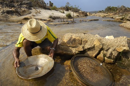 Brésil, Etat du Minas Gerais, ville de Diamantina, garimpero, prospecteur d'or dans une rivière (Route de l'or, Estrada Real)