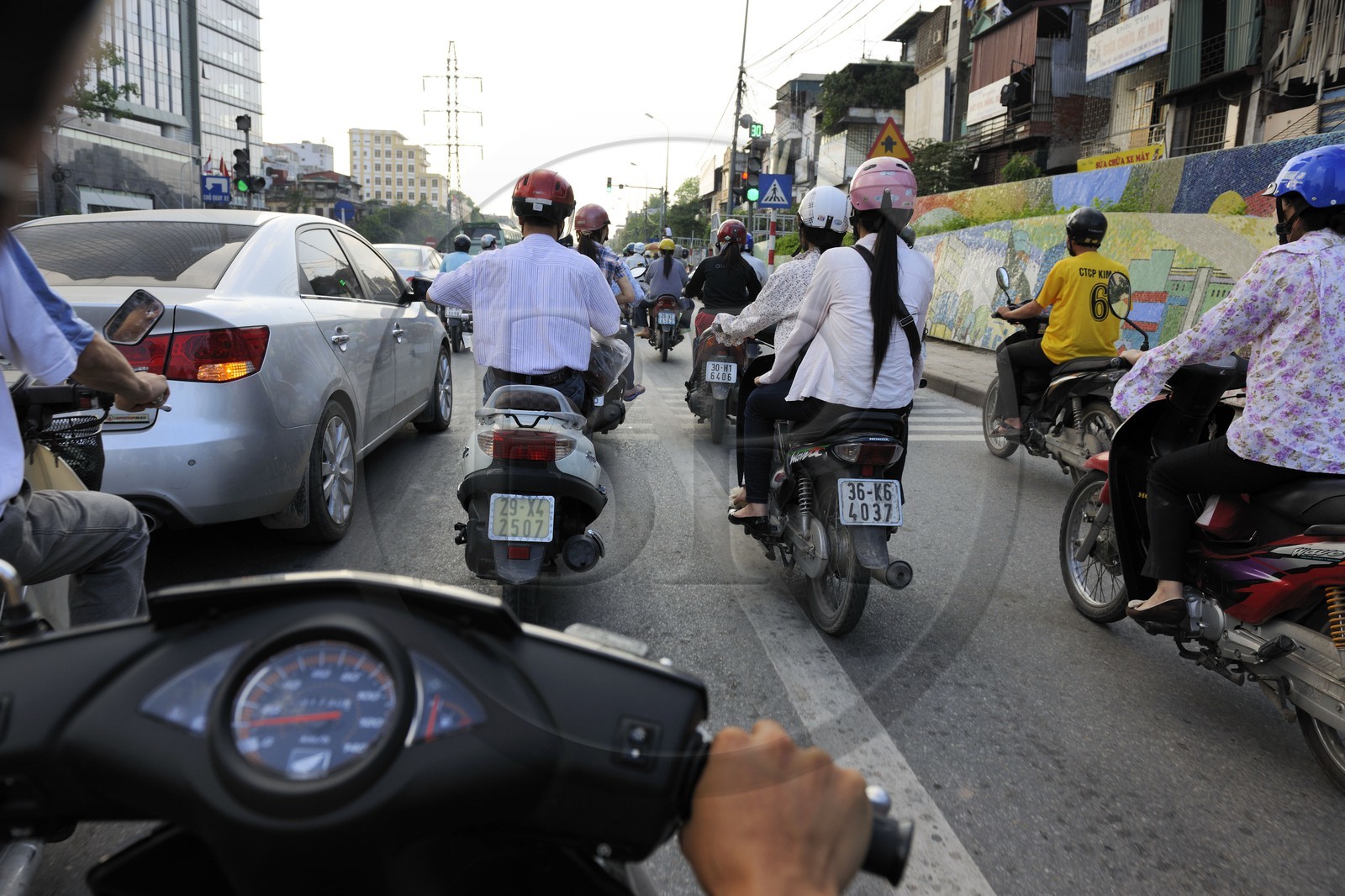 Vietnam, Hanoï, circulation en moto sur Tran Quang Khai le long de la digue, fresque réalisée pour le Millénaire de Hanoï