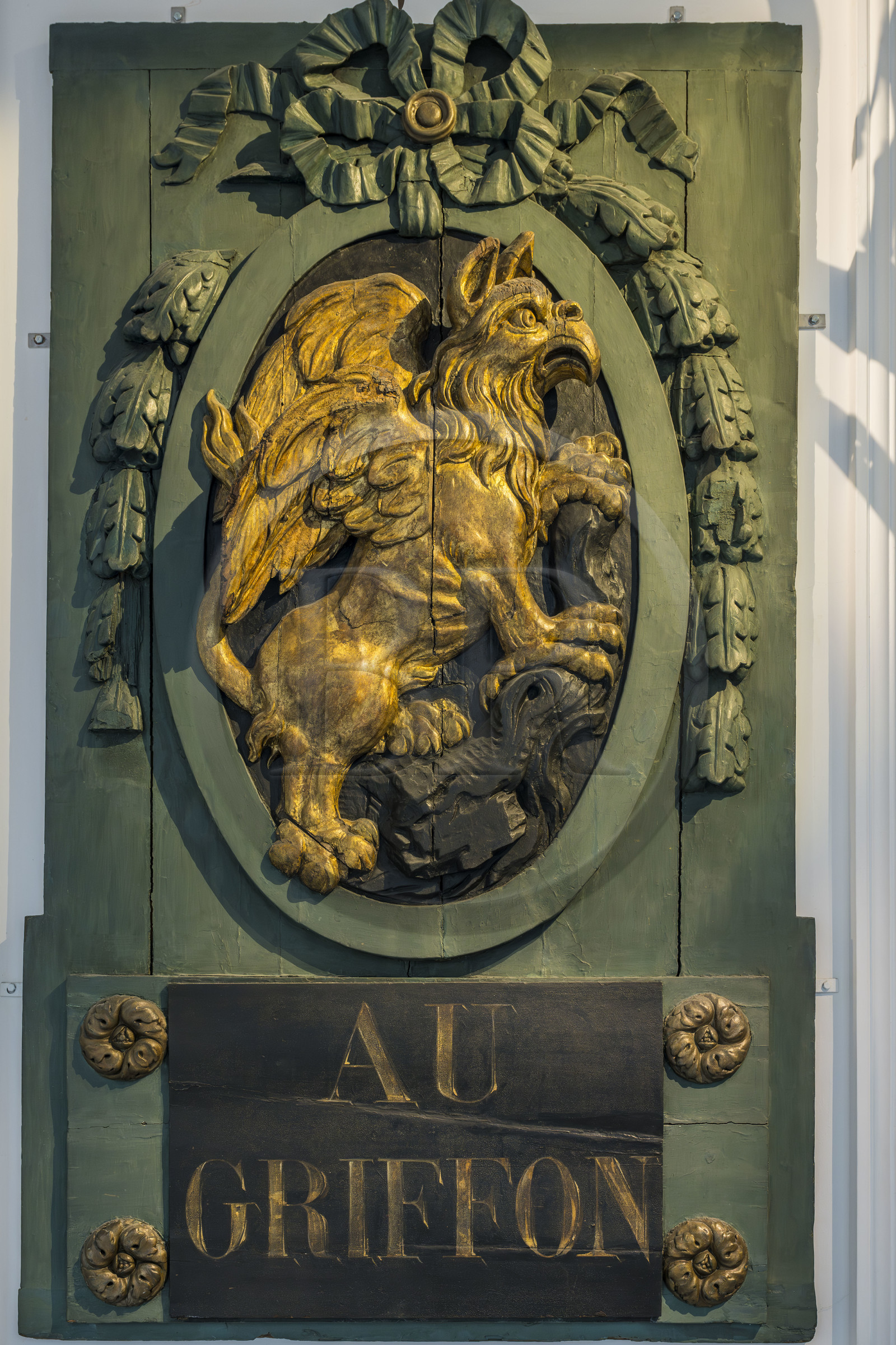France, Paris (75), quartier du Marais, Musée Carnavalet, salle des enseignes de Paris, Au griffon, enseigne de marchand de meubles anciennement rue du Faubourg Saint-Antoine (XVIIIe siècle)
