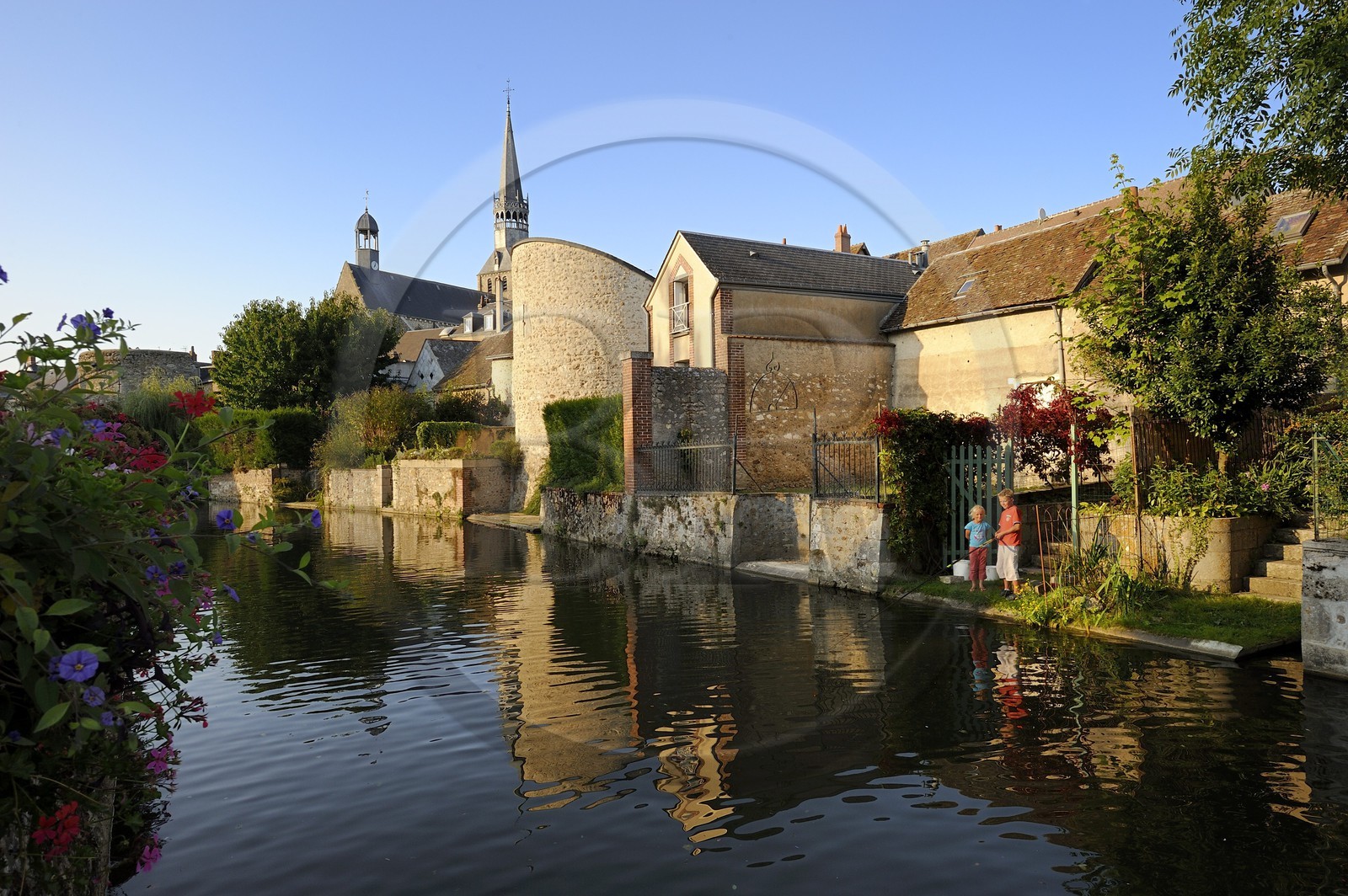 France, Eure-et-Loir (28), Bonneval, le fossé des remparts, enfants à la pêche