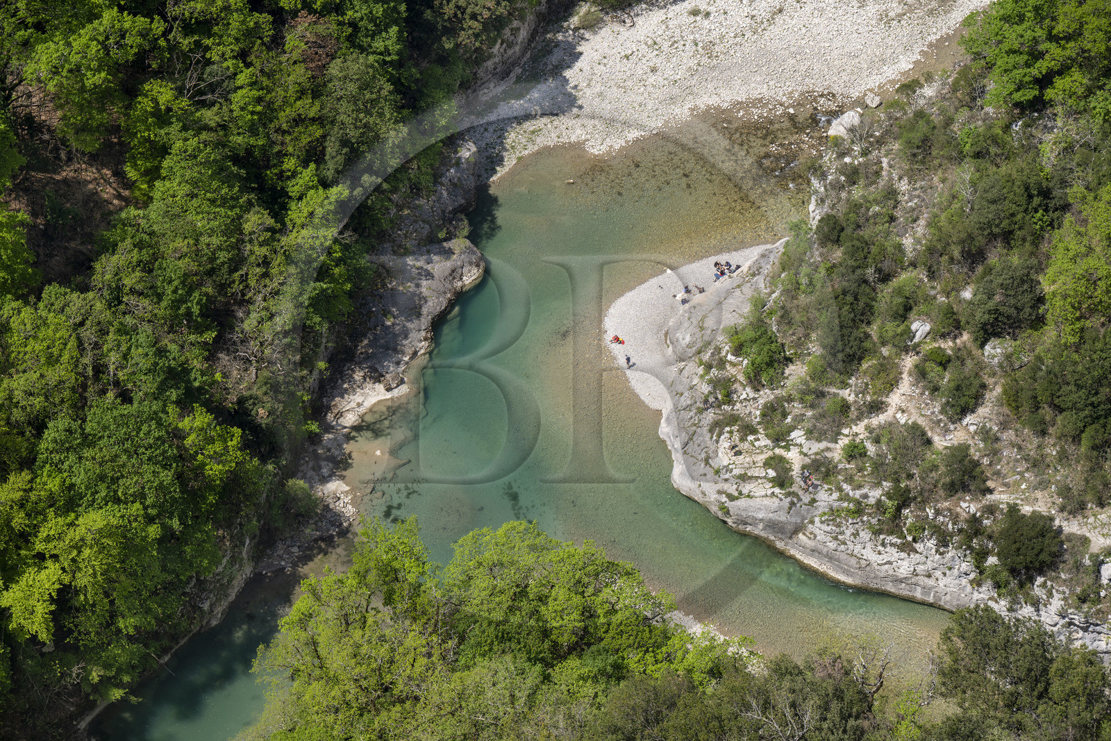 France, Alpes-de-Haute-Provence (04), parc naturel régional du Verdon, Gorges du Verdon, vue sur le Verdon et la Brèche Imbert depuis le belvédère du balcon de la Mescla où les eaux du fleuve se mèlent à son affluent l'Artuby