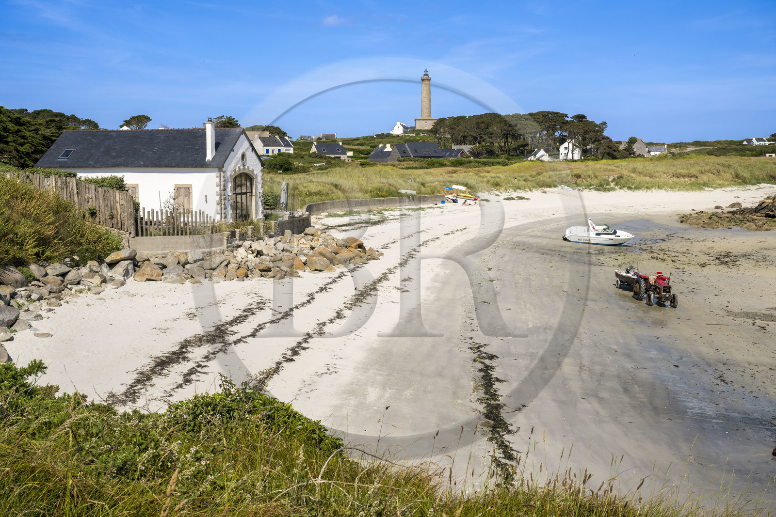 France, Finistère (29), Iles du Ponant, Ile de Batz, la plage de Porz Reter à marée basse et l'ancien local de sauvetage en mer