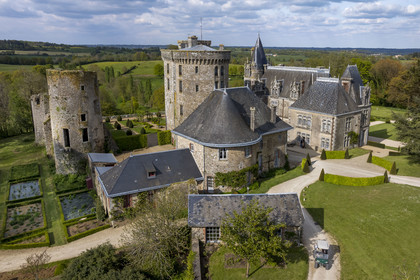 France, Vendée (85), Sèvremont, le chateau de la Flocellière, gite et chambre d'hotes (vue aérienne)