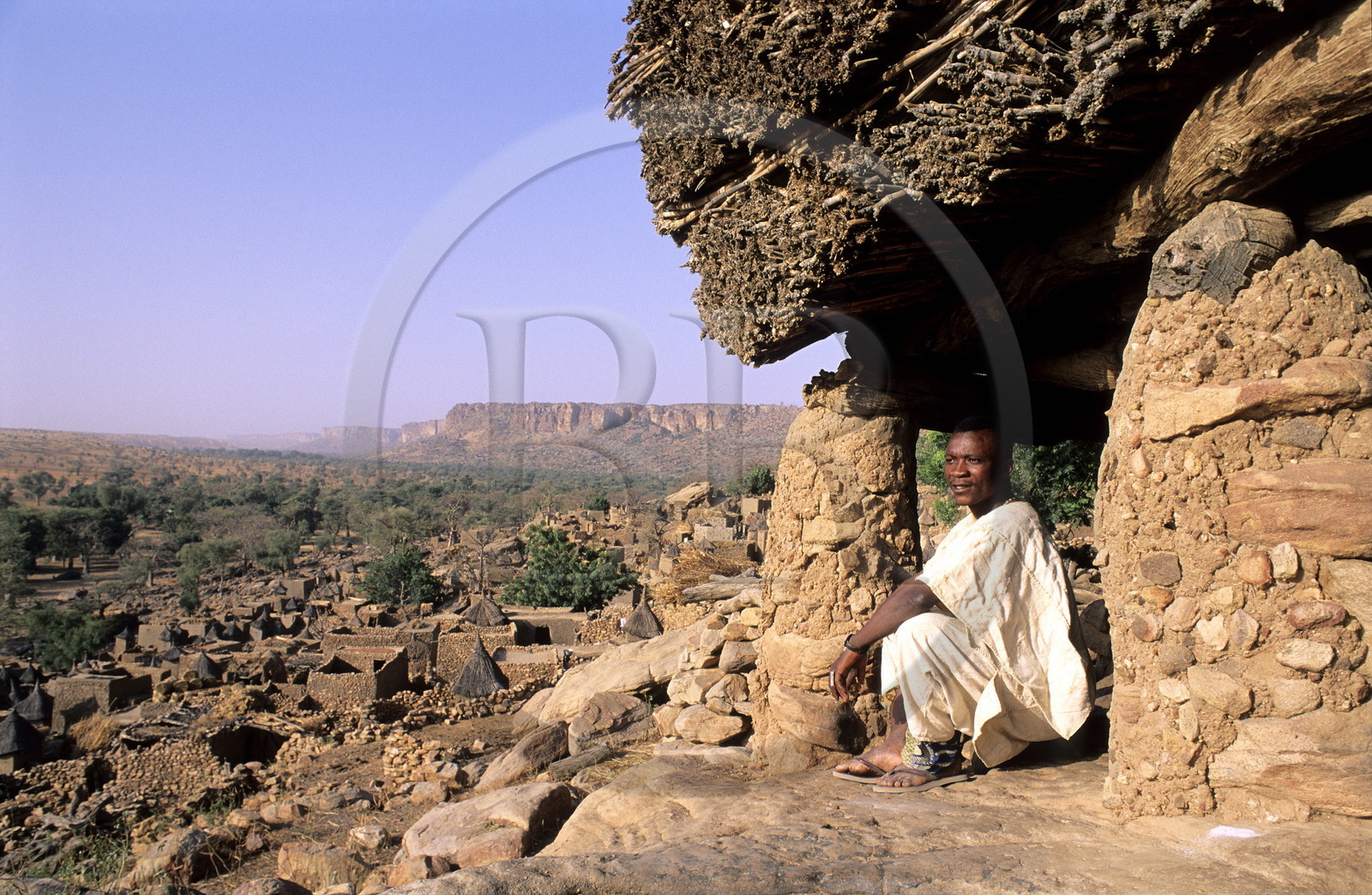 Mali, Pays Dogon, village de Tereli, un initié sous la Toguna (cases à palabres) qui domine la plaine au pied de la falaise de Bandiagara, classé Patrimoine Mondial de l'UNESCO
