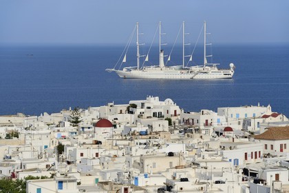 Grèce, Les Cyclades, mer Égée, île de Mykonos, Chora (Mykonos town), la vieille ville, bateau de croisière à l'ancrage