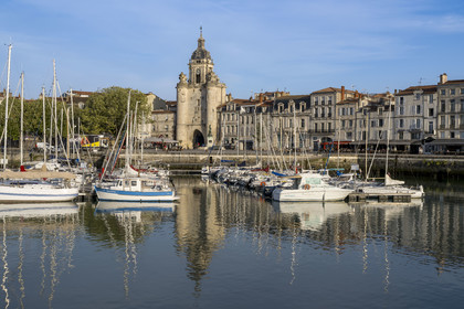 France, Charente-Maritime (17), La Rochelle, le Vieux Port avec la porte de la Grosse Horloge