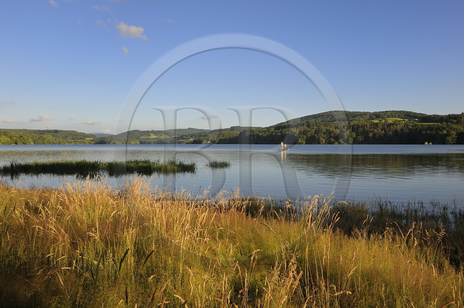 France, Nièvre (58), lac de Pannecière, pêche à la ligne en soirée