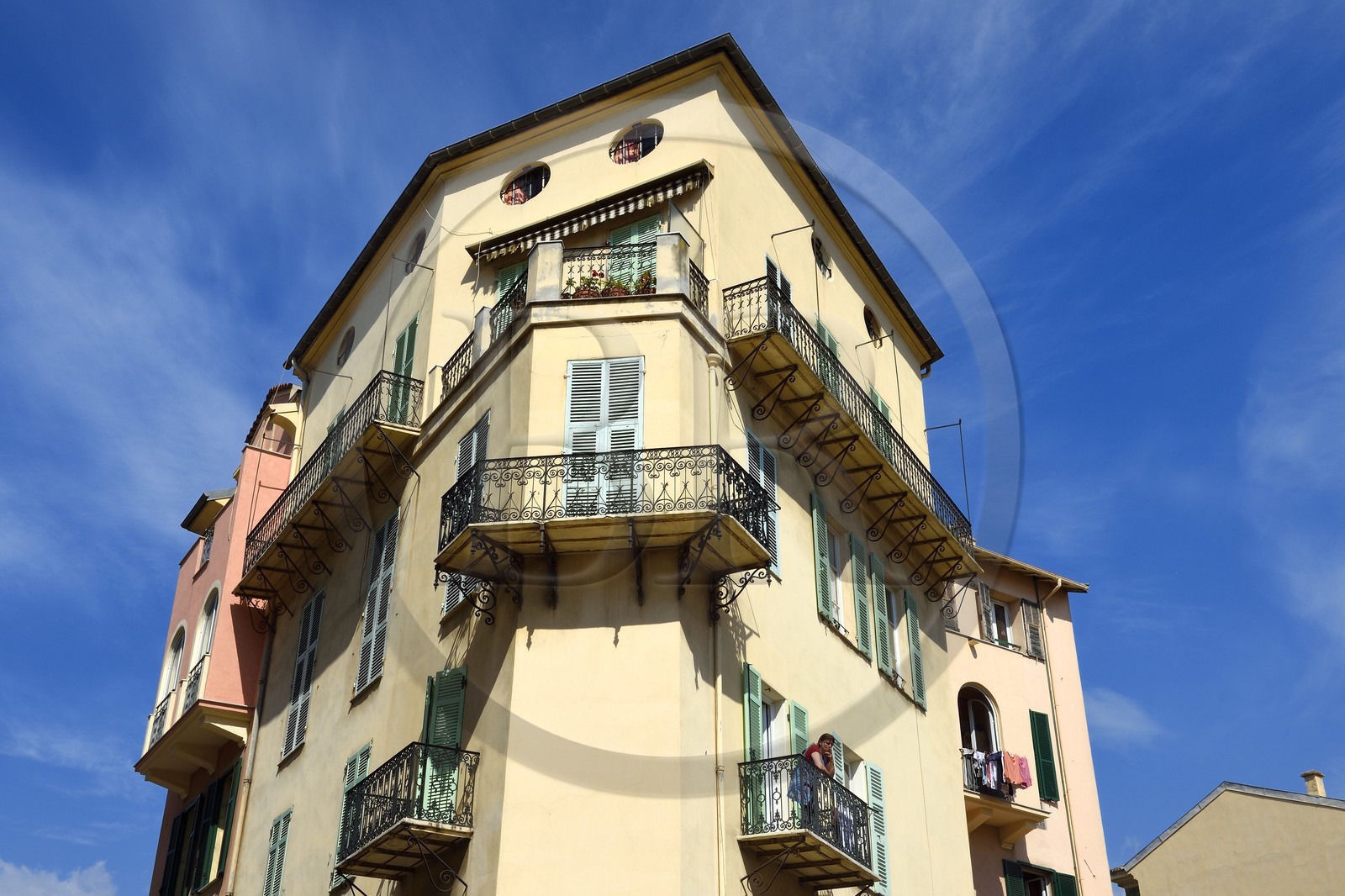 France, Alpes-Maritimes (06), Menton, immeuble à l'angle de la rue de la République et de la rue de Fossan