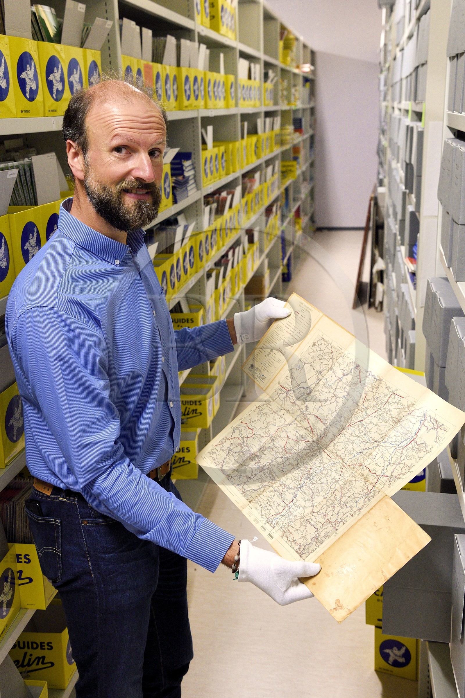 France, Puy-de-Dôme (63), Clermont-Ferrand, archives de L'Aventure Michelin, musée retraçant toutes les activités du groupe Michelin, Stéphane Nicolas, responsable du patrimoine historique de Michelin, présente la toute première carte test de 1908 sur la région de Clermont-Ferrand