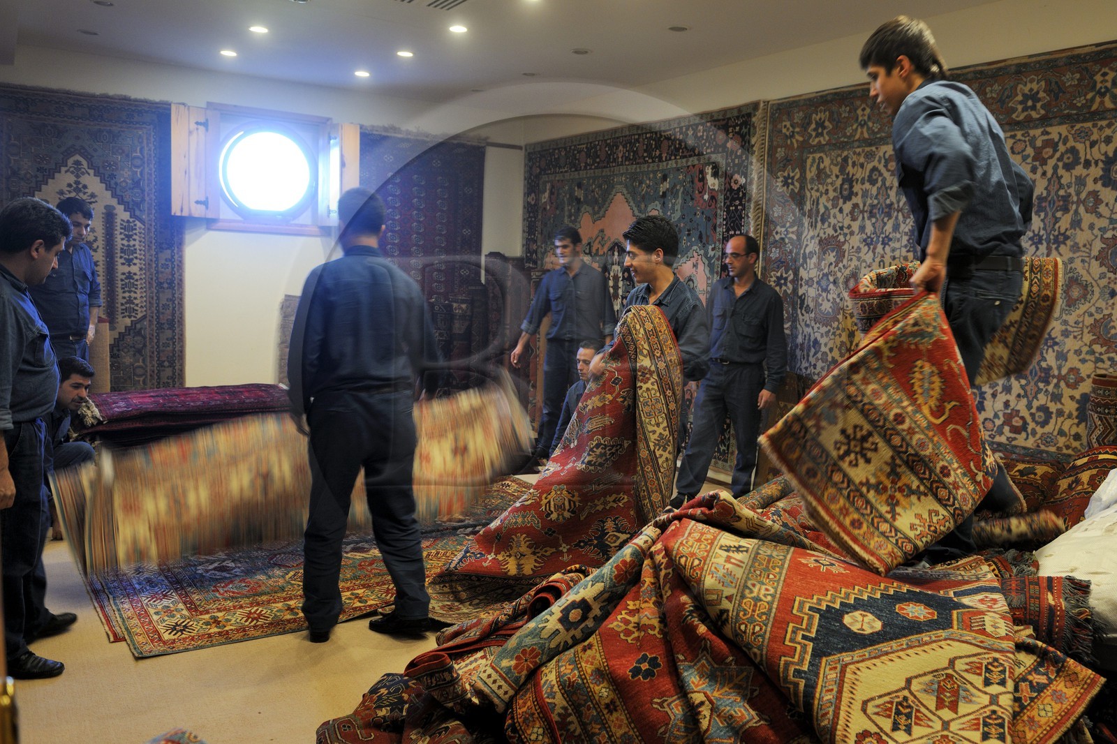 Turquie, Anatolie Centrale, province de Nevsehir, Cappadoce classée Patrimoine Mondial de l'UNESCO, Ürgüp, marchand de tapis