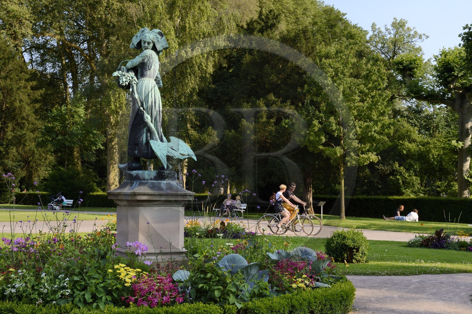 France, Bas-Rhin (67), Strasbourg, parc de l'Orangerie, statue en bronze de la Ganseliesel (Elisabeth gardienne d'oie) par le sculpteur Charles Albert Schultz (1899)