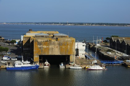 France, Loire-Atlantique (44), port de Saint-Nazaire, l'entrée Est du bassin et l'écluse bunker qui abrite le sous-marin Espadon