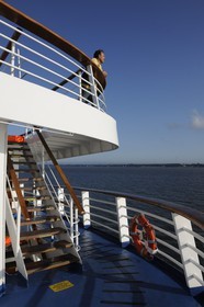Canada, province de Québec, le fleuve Saint-Laurent à Trois-Rivières depuis le pont supérieur du bateau de croisière Princess Danaé