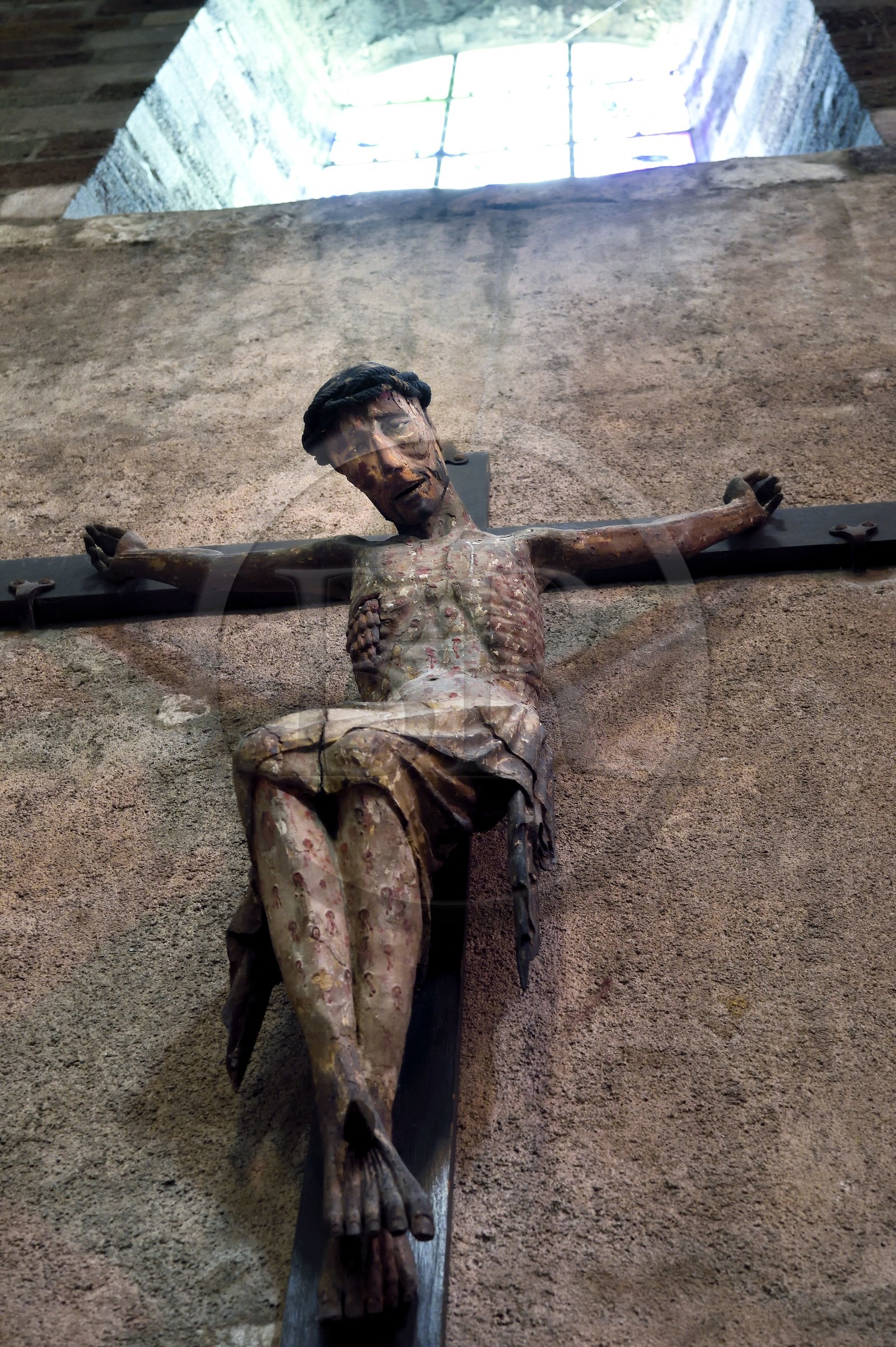 France, Haute-Loire (43), Brioude, la Basilique Saint-Julien de Brioude de style roman auvergnat, le Christ de la Bajeasse aussi appelé Christ lépreux du XVe siècle, il porte une couronne de chanvre