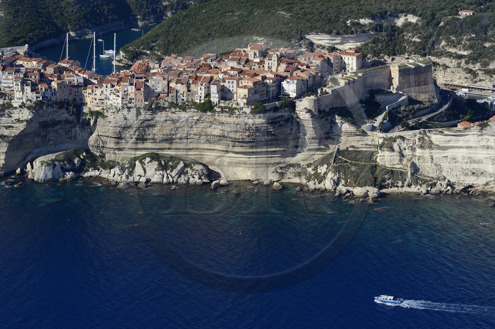 France, Corse-du-Sud (2A), Bonifacio, les falaises calcaires, la citadelle et la vieille ville (vue aérienne)