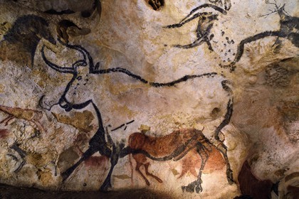 France, Dordogne (24), Périgord Noir, vallée de la Vezère, Montignac-sur-Vézère, Grotte de Lascaux II, reconstitution du site préhistorique et grotte ornée classés Patrimoine Mondial de l'UNESCO, Aurochs et Cerfs