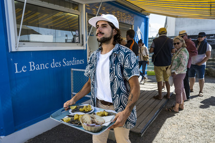 France, Vendée (85), Saint-Gilles-Croix-de-Vie, dégustation de sardines grillées au foodtruck Le banc des sardines de Serge Doux