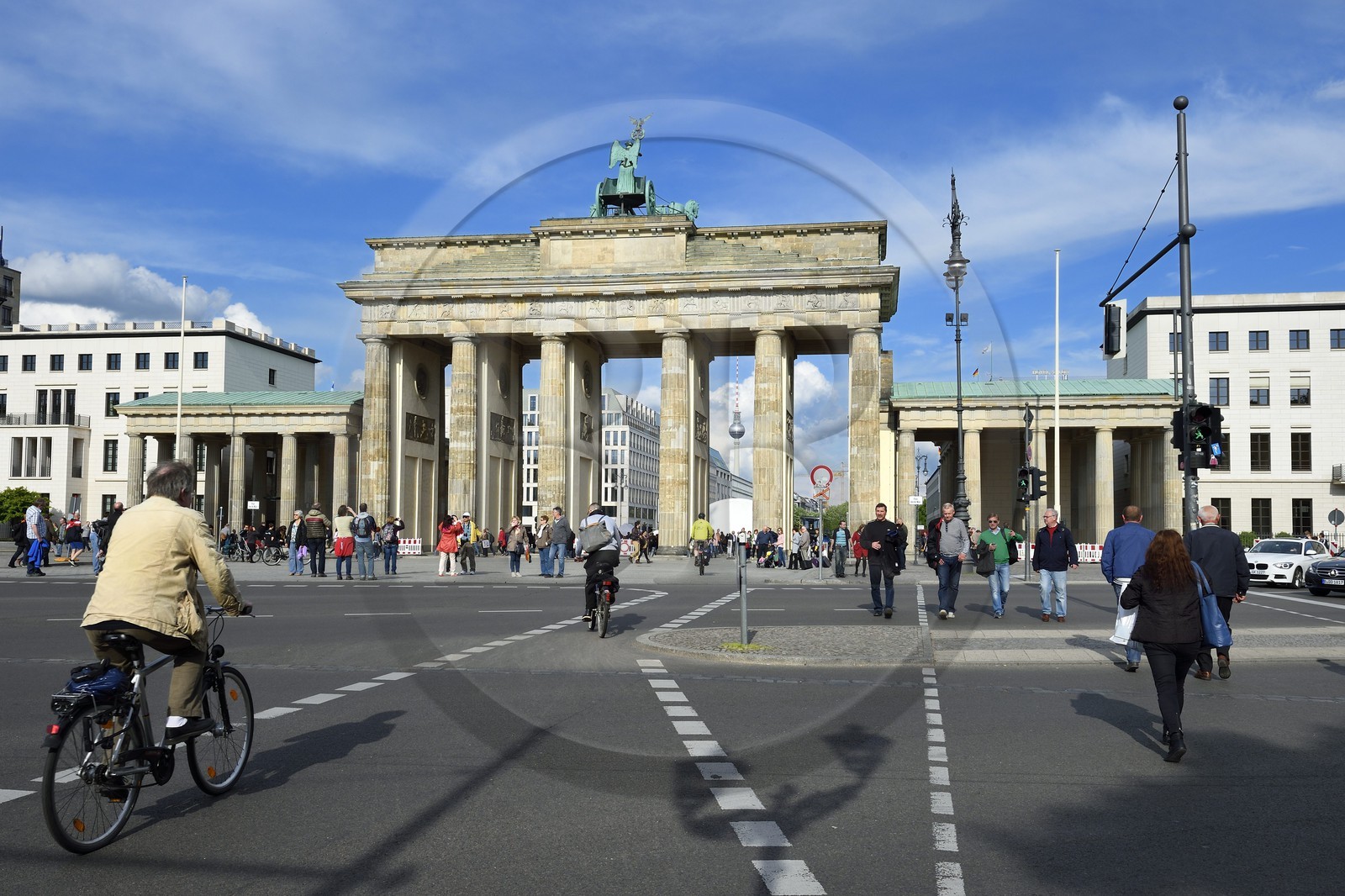 Germany, Berlin, Brandenburg Gate on the Under den Linden Avenue